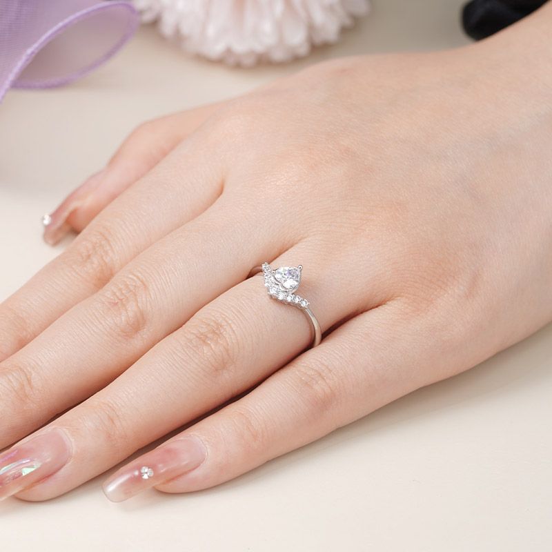 Anillo Gnoce Vintage con corte en forma de V y corazón