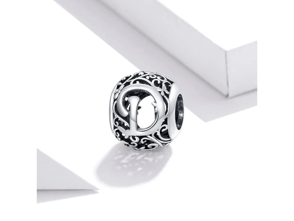Charm de letra D de flor calada Gnoce