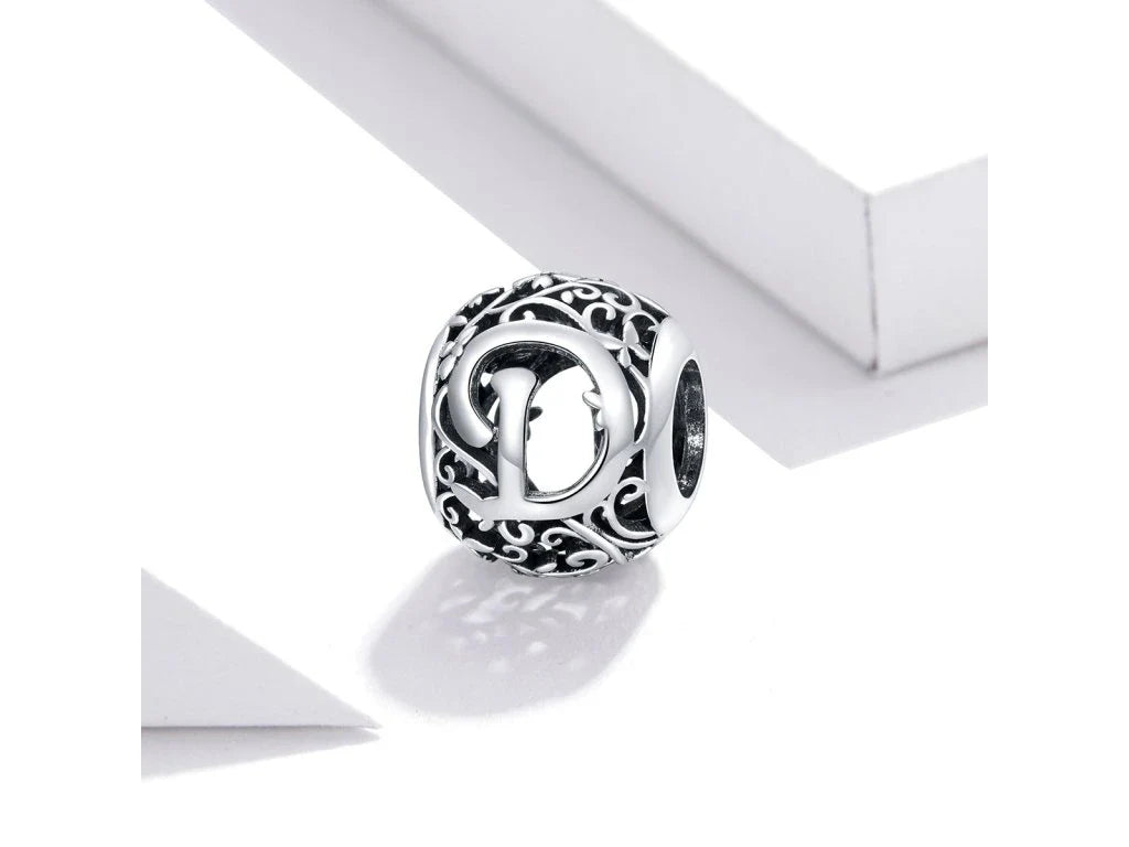 Charm de letra D de flor calada Gnoce