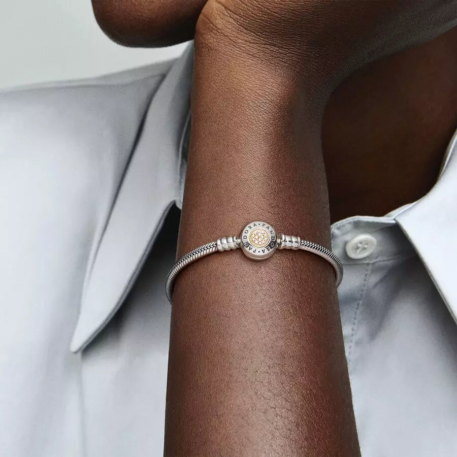 Brazalete Pandora Moments cadena de serpiente con broche con logotipo Dos Tonos