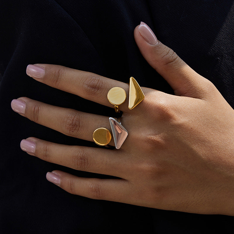 Anillo Geométrico Ajustable en Acero Quirúrgico Enchapado en Oro 18K
