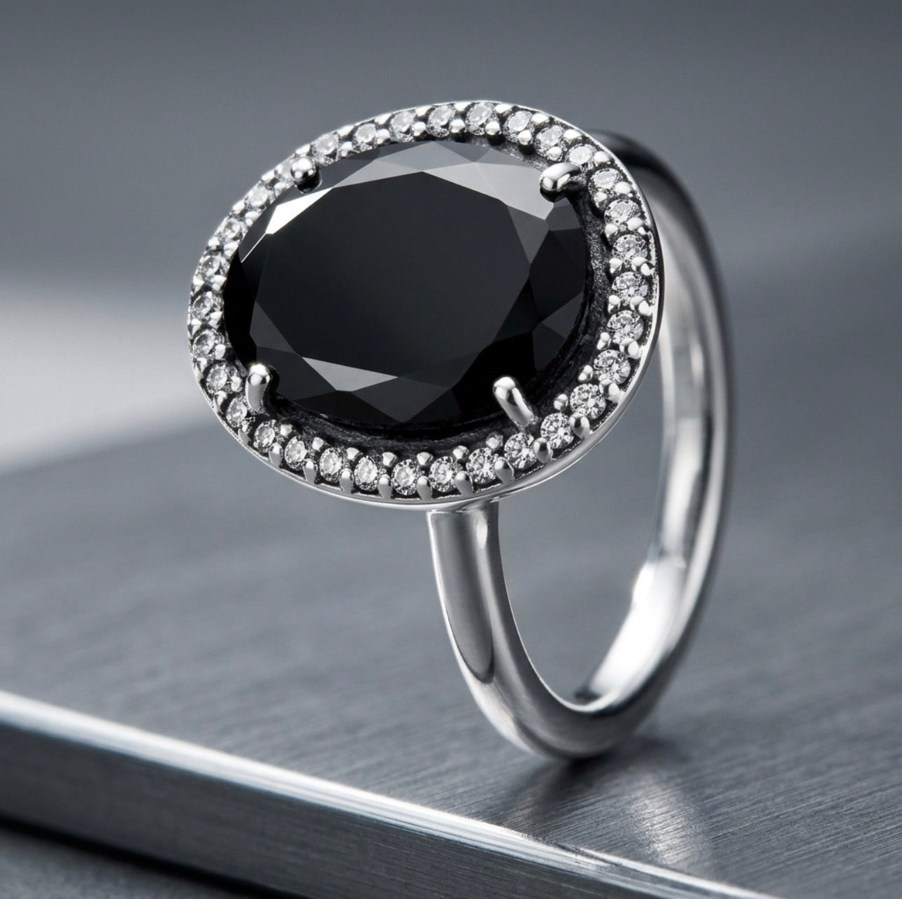 Anillo en Plata Legado Glamoroso con Espinela negra y Circonia cúbica clara.