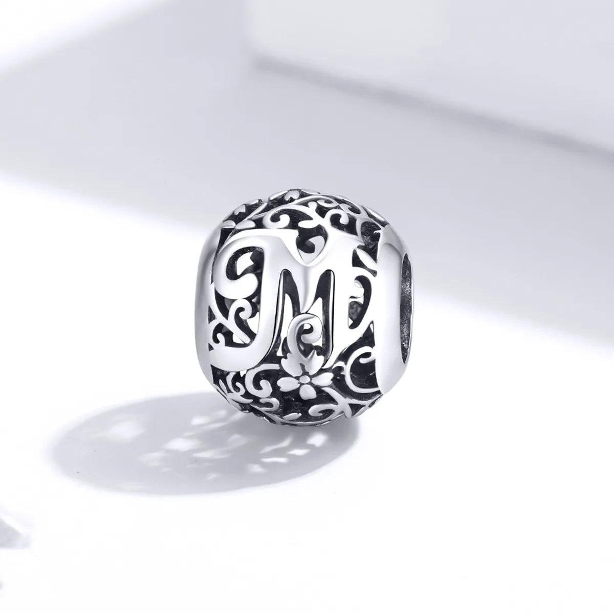 Charm de letra M de flor calada Gnoce