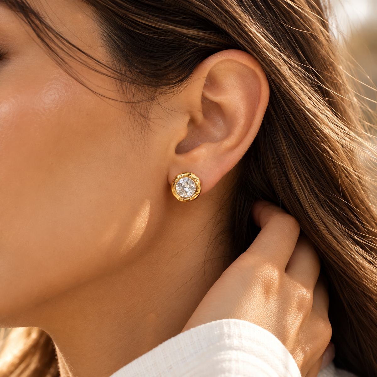 Aretes Ella Dorados con Borde Ondulado y Piedra Brillante