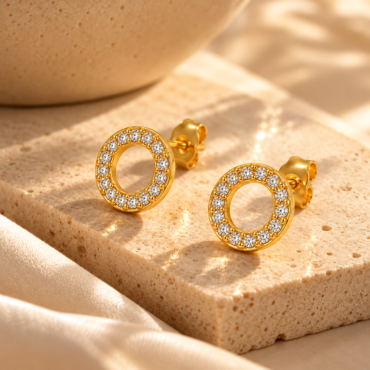 Aretes Aros de Amor Dorados con Piedras Brillantes de Acero 316L