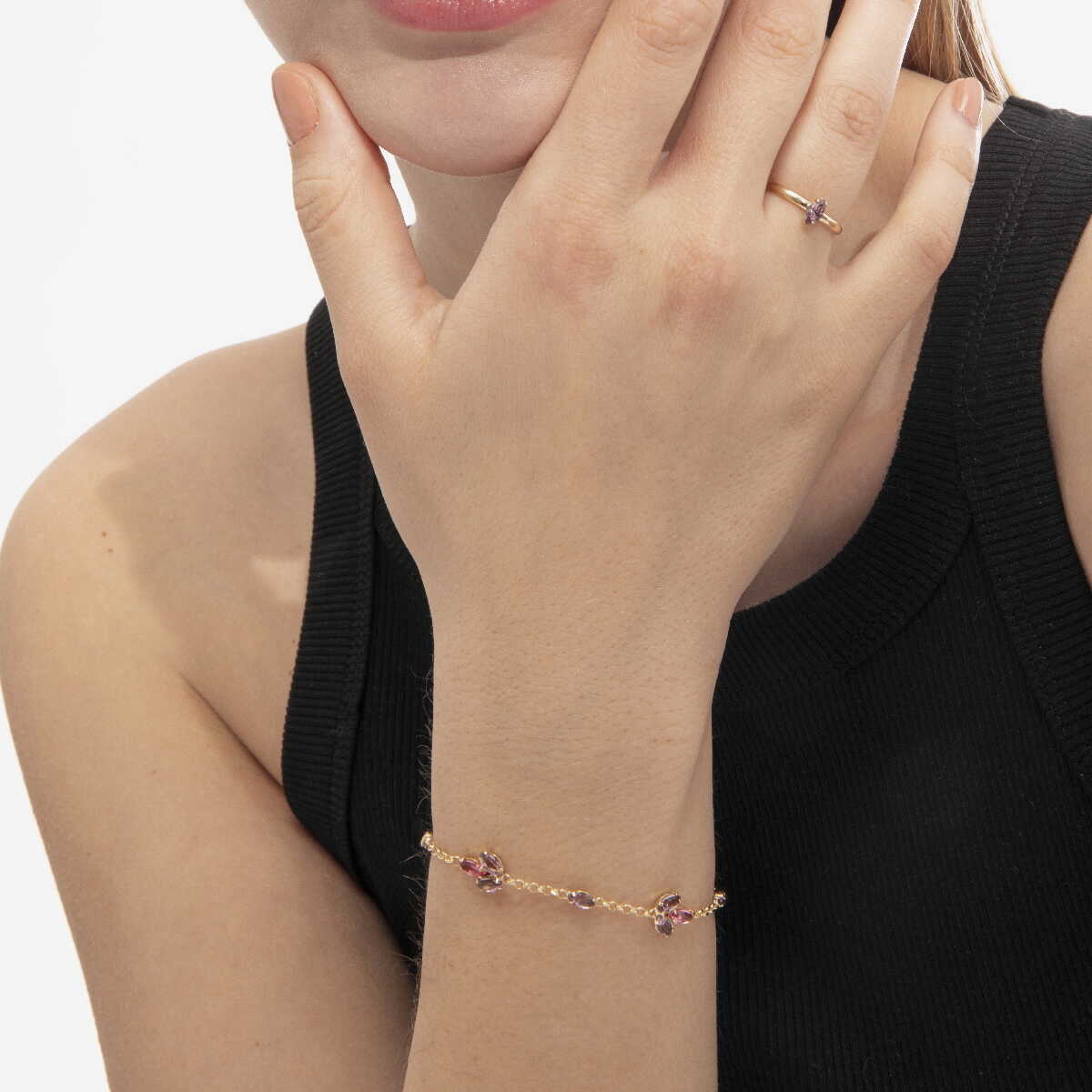 Pulsera Victoria Cruz ajustable flor color rosa bañada en oro
