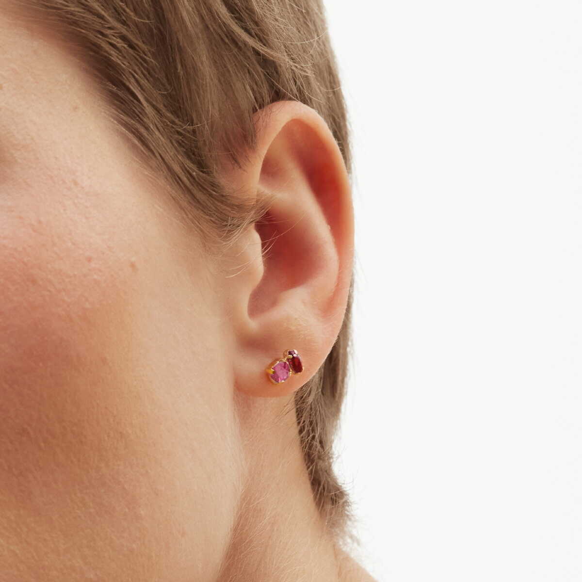 Aretes Victoria Cruz pegados combinación de formas color rosa bañados en oro