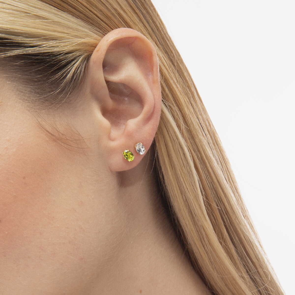 Aretes Victoria Cruz pegados oval color blanco bañados en oro