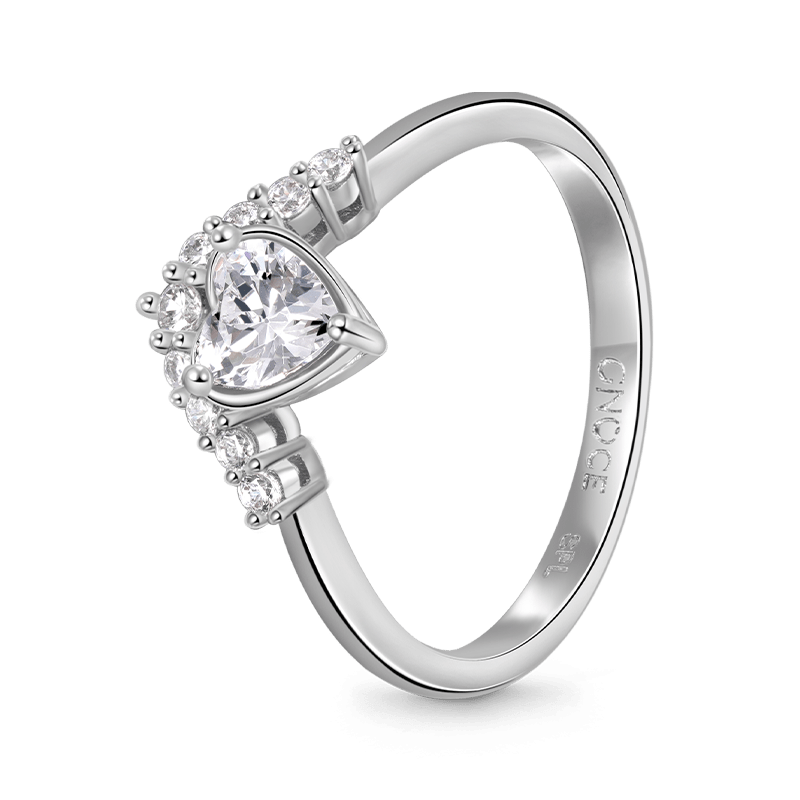 Anillo Gnoce Vintage con corte en forma de V y corazón