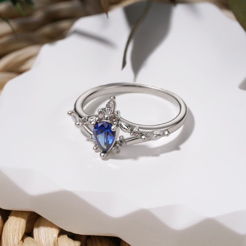 Anillo de compromiso con hojas trenzadas de zafiro y pera de Gnoce
