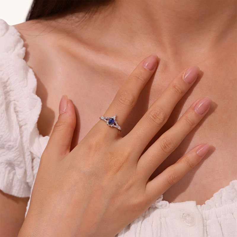 Anillo de compromiso con hojas trenzadas de zafiro y pera de Gnoce