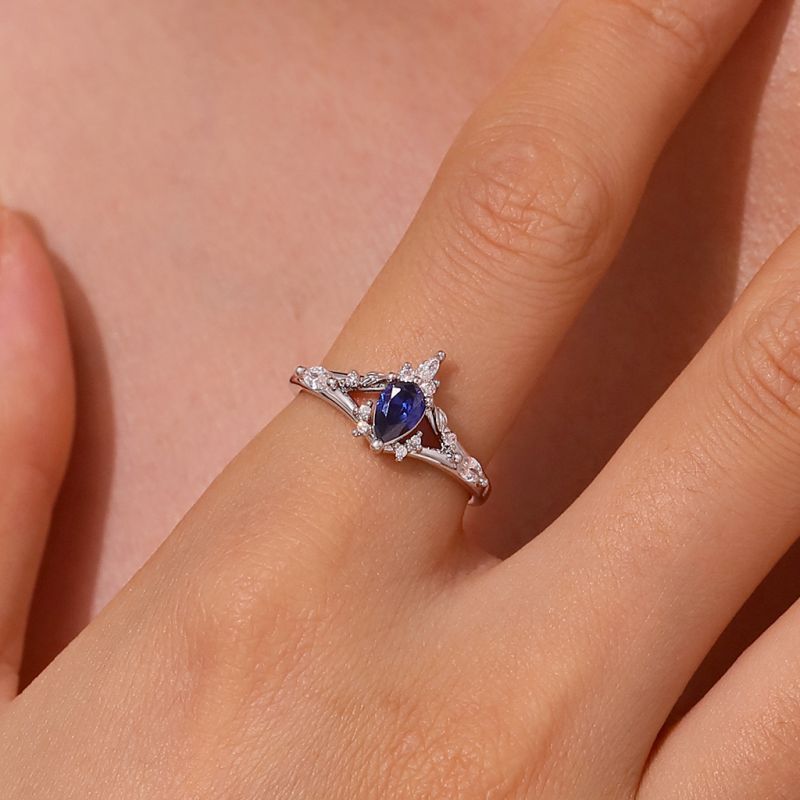 Anillo de compromiso con hojas trenzadas de zafiro y pera de Gnoce