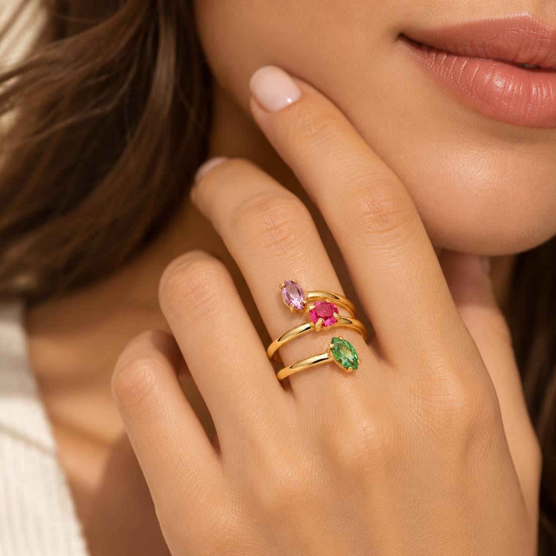 Anillo Regulable Victoria Cruz cristales multicolor bañado en oro