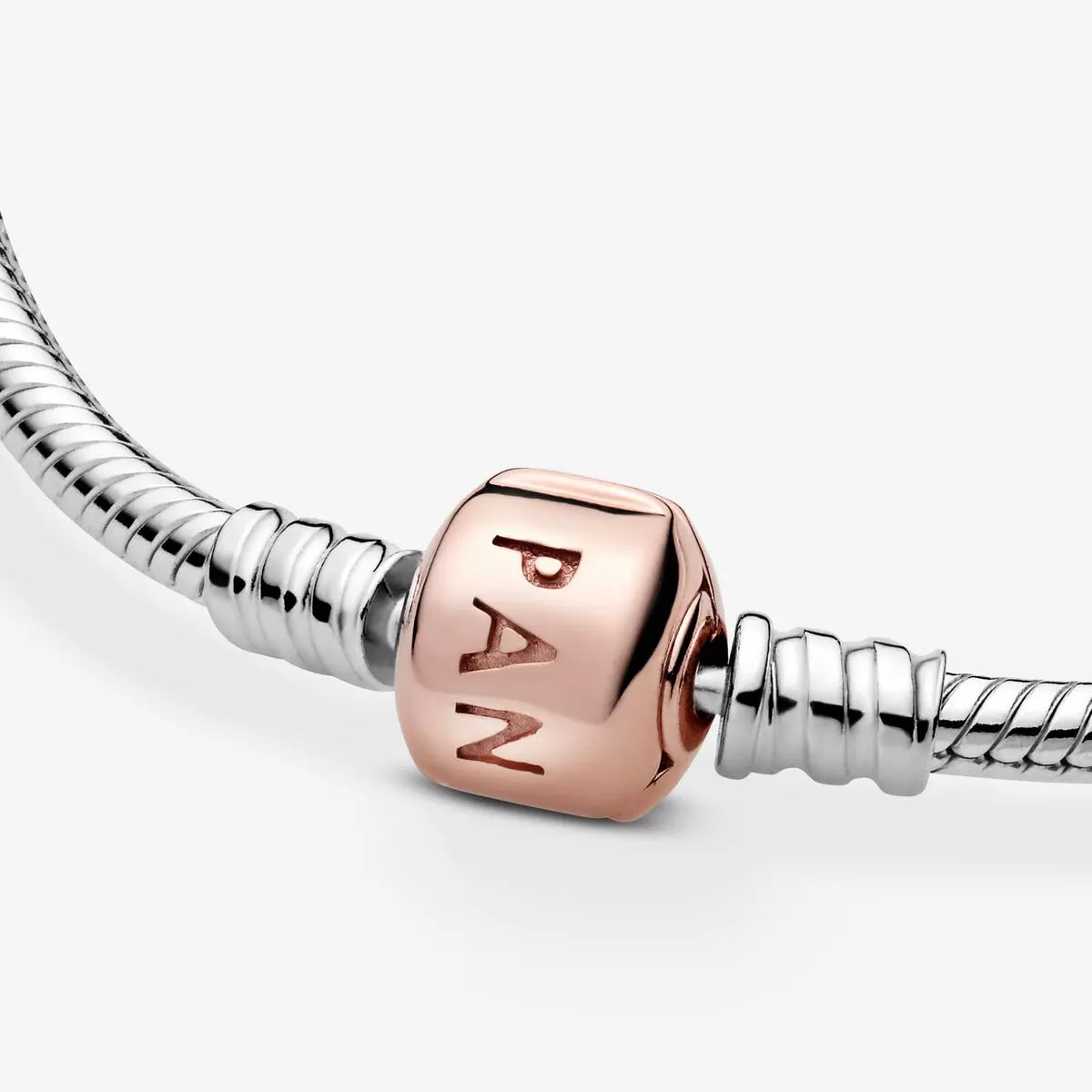 Brazalete cadena de serpiente cierre Pandora Moments en Recubrimiento en Oro Rosa de 14k