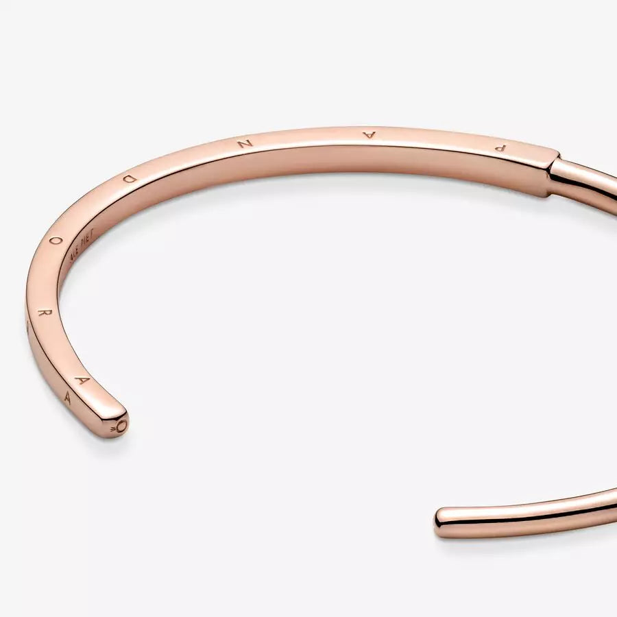 Brazalete Rígido I-D Pandora Signature Recubrimiento en Oro Rosa de 14k