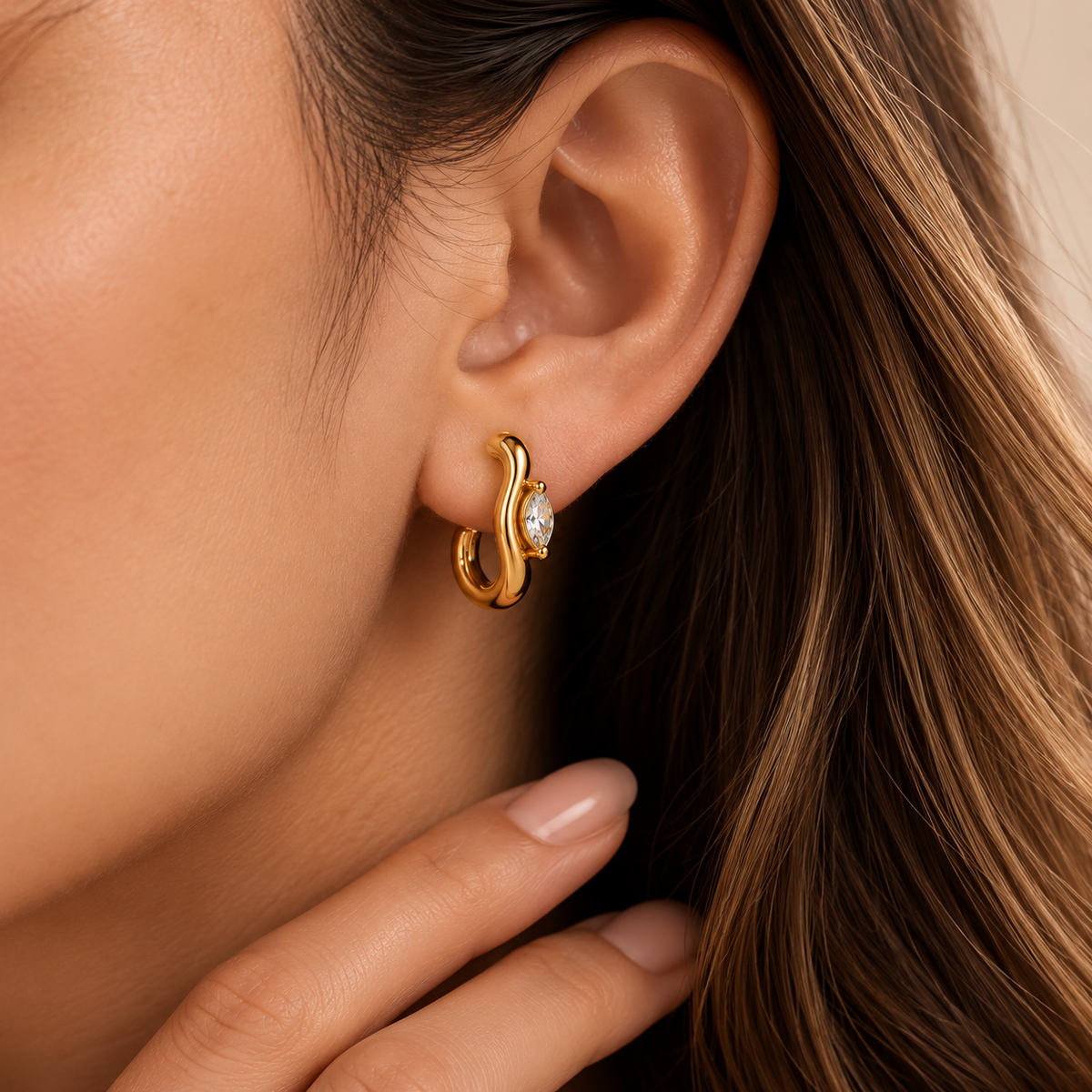 Aretes Jazmín Gold con Piedra Brillante en Acero Inoxidable 316L