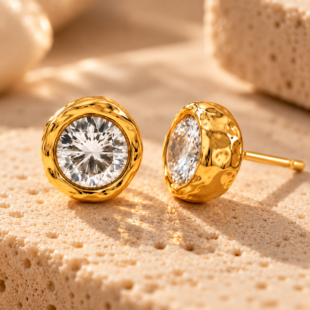Aretes Ella Dorados con Borde Ondulado y Piedra Brillante