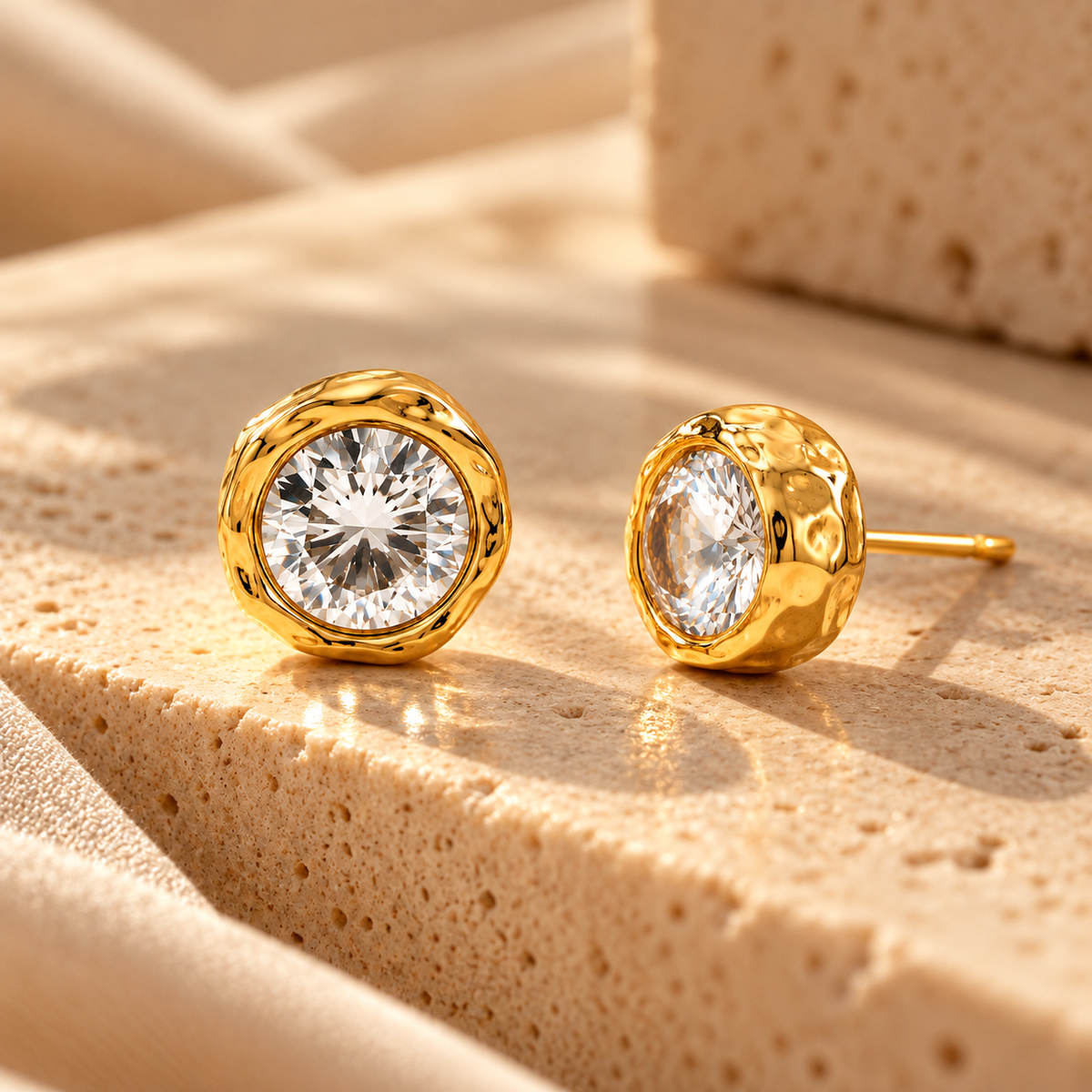 Aretes Ella Dorados con Borde Ondulado y Piedra Brillante