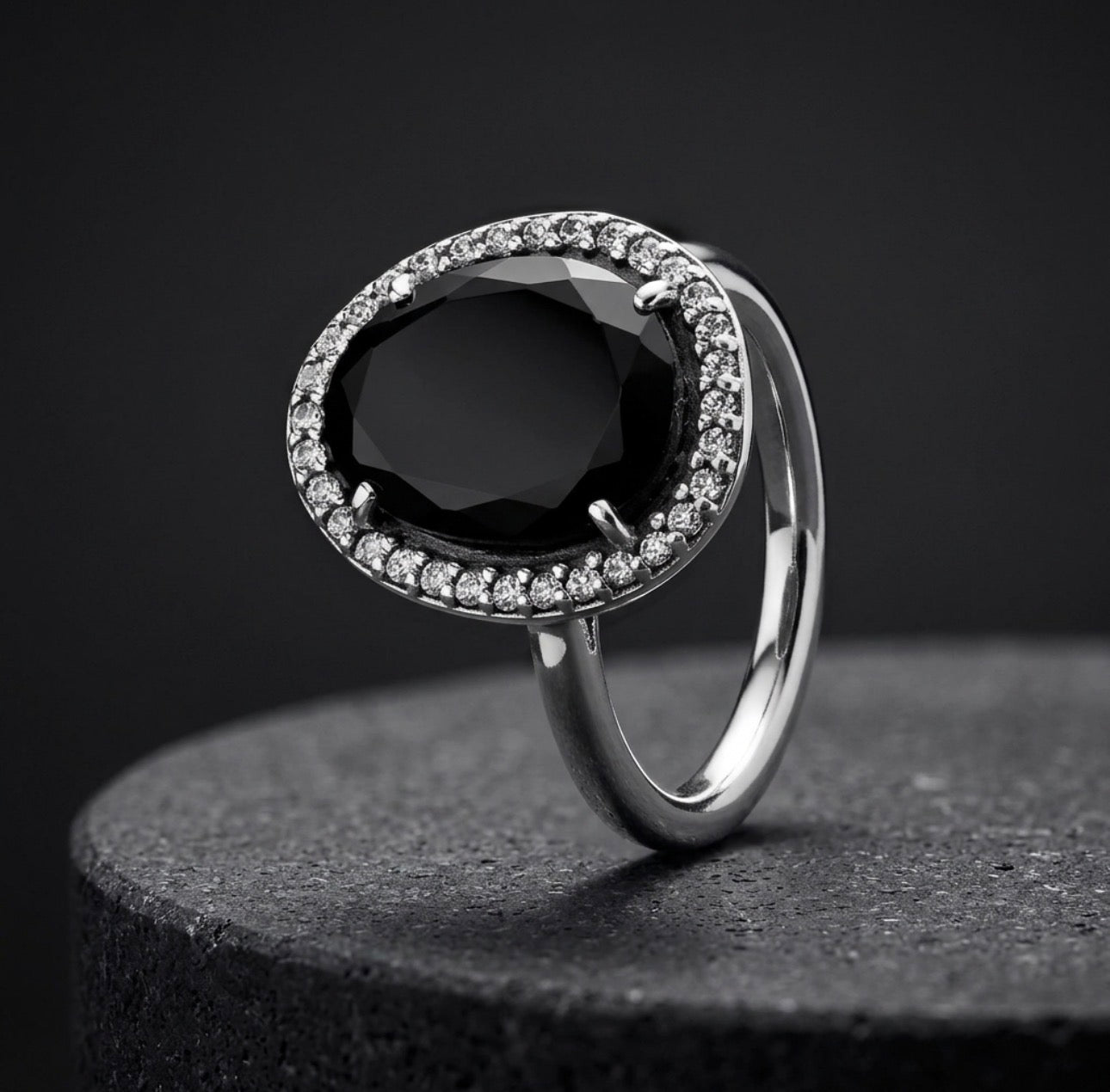 Anillo en Plata Legado Glamoroso con Espinela negra y Circonia cúbica clara.