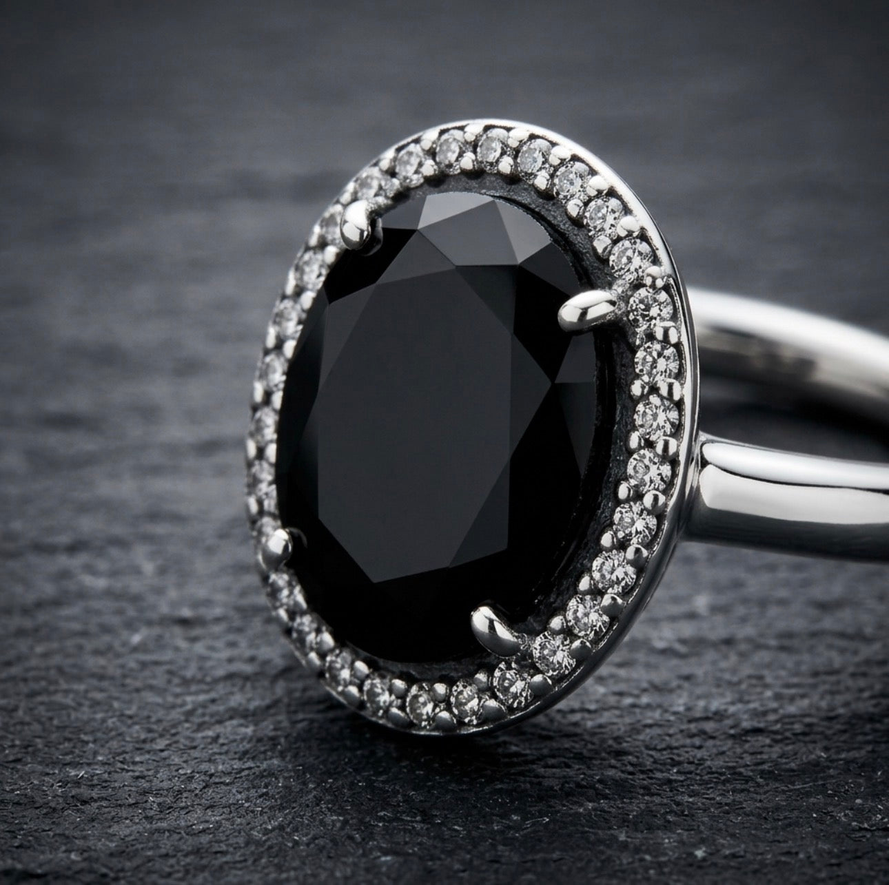 Anillo en Plata Legado Glamoroso con Espinela negra y Circonia cúbica clara.