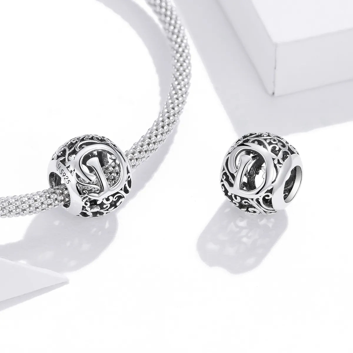 Charm de letra D de flor calada Gnoce