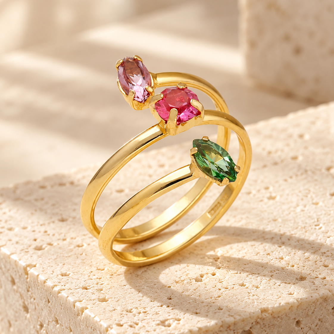 Anillo Regulable Victoria Cruz cristales multicolor bañado en oro