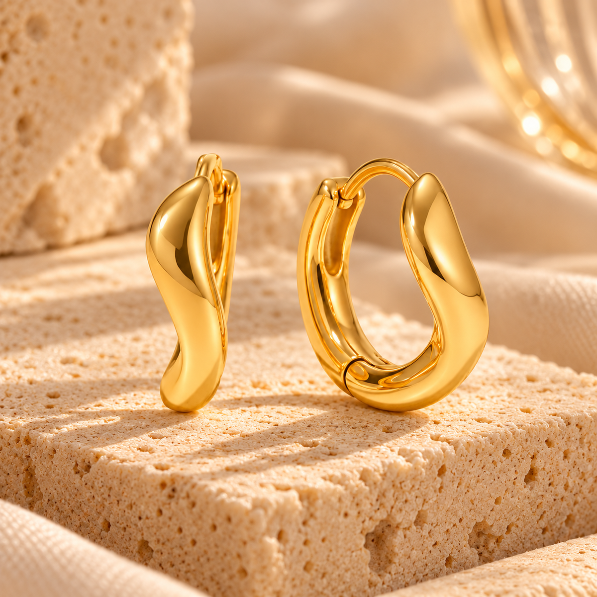 Aretes Giro Dorados de Diseño Ondulado en Acero Inoxidable 316L