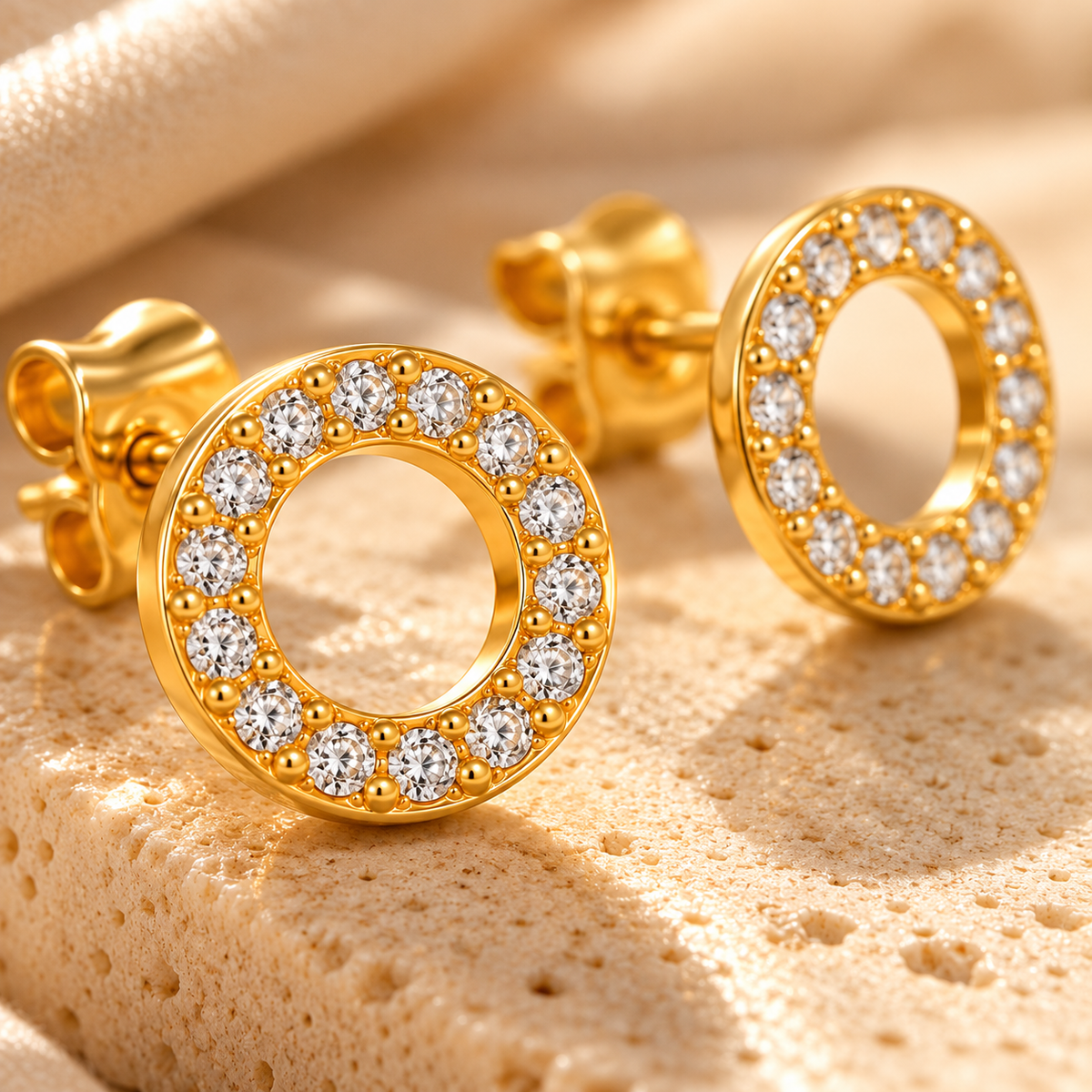 Aretes Aros de Amor Dorados con Piedras Brillantes de Acero 316L