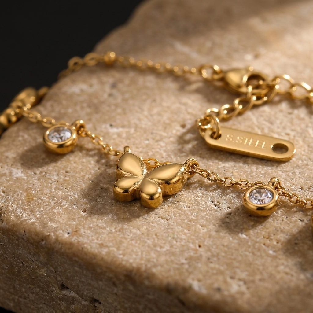 Pulsera Fina con Mariposas y Brillos enchape Oro 18K – Acero Quirúrgico