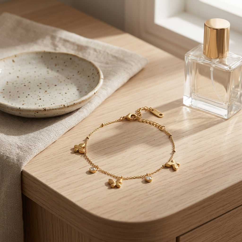 Pulsera Fina con Mariposas y Brillos enchape Oro 18K – Acero Quirúrgico